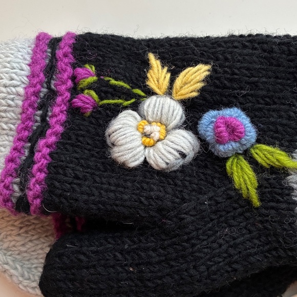 Women’s Arctic Mittens by Many Hands, made in Nepal.  Great gift 🎁 idea! - Picture 4 of 6